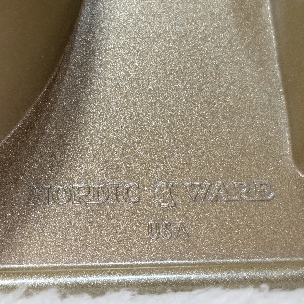 Nordic Ware Nonstick Cast Aluminum 3D Snowman Gold Cake Pan Christmas Winter